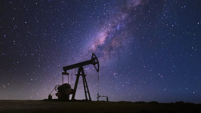GettyImages-1221490504 Milky way oil well