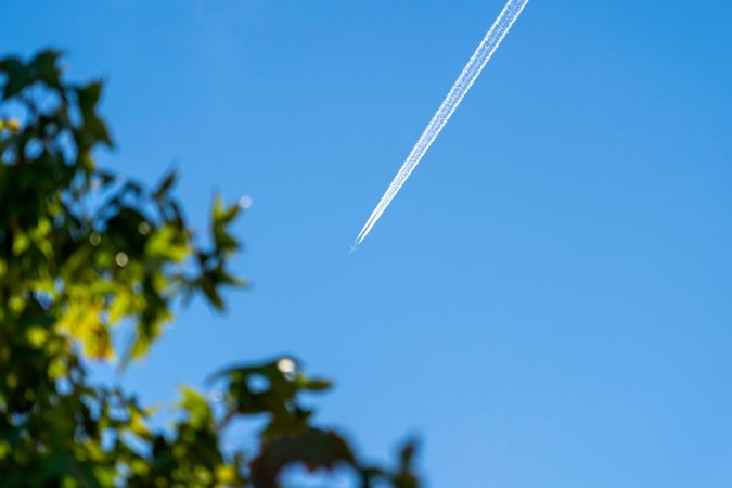 airplane with contrails