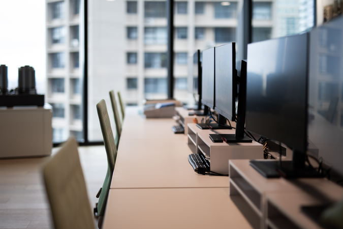 Office computers during the daytime, without employees.